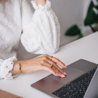 Mujer trabajando en ordenador. GOVERN DE LES ILLES BALEARS