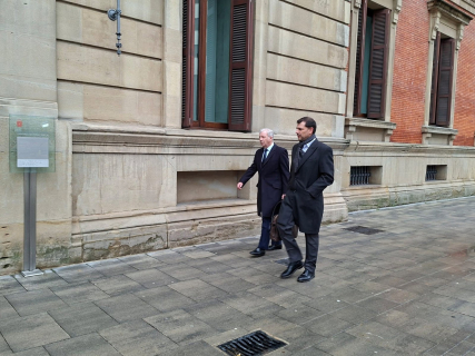 Entrecanales vuelve a ausentarse del Parlamento de Navarra y Acciona envía de nuevo a dos directivos