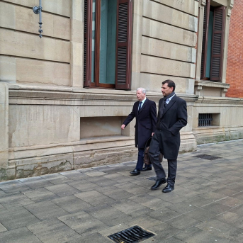 Entrecanales vuelve a ausentarse del Parlamento de Navarra y Acciona envía de nuevo a dos directivos