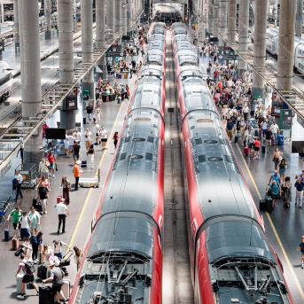 Varias personas en los uno de los andenes de la estación Puerta de Atocha-Almudena Grandes. Carlos Luján - Europa Press Varias personas en los uno de los andenes de la estación Puerta de Atocha-Almudena Grandes. Carlos Luján - Europa Press