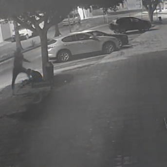 Fotograma de las cámaras de seguridad que recoge la agresión a la víctima en Campohermoso, en Níjar (Almería). GUARDIA CIVIL Fotograma de las cámaras de seguridad que recoge la agresión a la víctima en Campohermoso, en Níjar (Almería). GUARDIA CIVIL