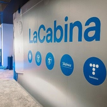 Telefònica ha recibido a más de 5.000 empresas desde que fundó La Cabina TELEFÓNICA