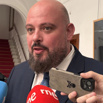 El presidente de la Asamblea de Extremadura, Manuel Naharro, atiende a los medios tras reunirse con el Grupo Socialista EUROPA PRESS