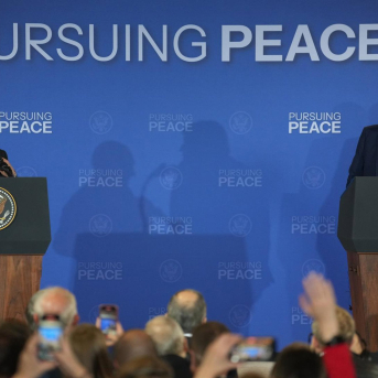 Vladimir Putin y Donald Trump atienden a la prensa durante la cumbre de Anchorage. Europa Press/Contacto/Wu Xiaoling