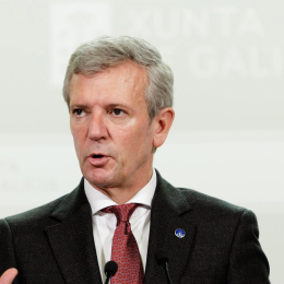 O titular do Executivo galego, Alfonso Rueda, acompañado pola conselleiro de Educación, Universidades, Ciencia e FP, Román Rodríguez, na rolda de prensa posterior á reunión do Consello da Xunta. Sala do Consello, 09/02/26. DAVID CABEZÓN @ XUNTA