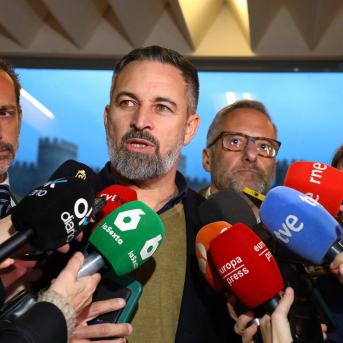 El presidente de VOX, Santiago Abascal, atiende a los medios a su llegada para presentar al candidato del partido a la Presidencia de la Junta de Castilla y León, a 9 de febrero de 2026, en Ávila. Rafael Bastante - Europa Press El presidente de VOX, Santiago Abascal, atiende a los medios a su llegada para presentar al candidato del partido a la Presidencia de la Junta de Castilla y León, a 9 de febrero de 2026, en Ávila. Rafael Bastante - Europa Press