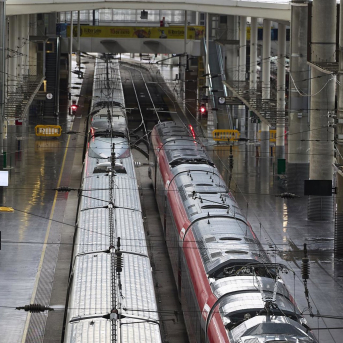Trenes en los andenes de la estación de tren Madrid-Puerta de Atocha-Almudena Grandes Jesús Hellín - Europa Press Trenes en los andenes de la estación de tren Madrid-Puerta de Atocha-Almudena Grandes Jesús Hellín - Europa Press
