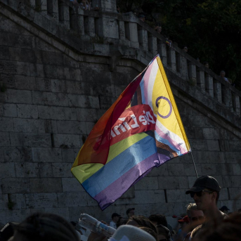 Un manifestante ondea una bandera LGBT en una marcha celebrada en Budapest, Hungría Europa Press/Contacto/Bob Reijnders