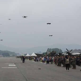 Festival de drones del Ejército de Corea del Sur en un aeródromo en Yangju, a 29 kilómetros al norte de Seúl -/YNA/dpa