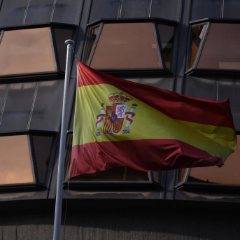 La bandera de España frente a la sede del Tribunal Constitucional el día que se celebra el Pleno extraordinario del Tribunal Constitucional (TC), a 19 de diciembre de 2022, en Madrid (España). Fernando Sánchez - Europa Press