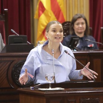 Prohens rechaza la idea de saturación turística permanente y lanza una pregunta a la oposición