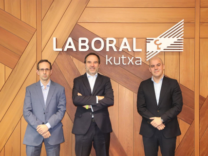 Representantes de Laboral Kutxa y de Morgan Stanley Investment Management tras la firma de un acuerdo de colaboración LABORAL KUTXA