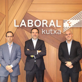 Representantes de Laboral Kutxa y de Morgan Stanley Investment Management tras la firma de un acuerdo de colaboración LABORAL KUTXA