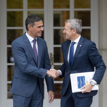 El presidente del Gobierno, Pedro Sánchez (i), recibe al presidente de la Xunta de Galicia, Alfonso Rueda (d), en el Complejo de La Moncloa, a 20 de septiembre de 2024, en Madrid (España). Alberto Ortega - Europa Press El presidente del Gobierno, Pedro Sánchez (i), recibe al presidente de la Xunta de Galicia, Alfonso Rueda (d), en el Complejo de La Moncloa, a 20 de septiembre de 2024, en Madrid (España). Alberto Ortega - Europa Press