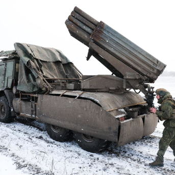 Militar del Ejército de Rusia junto a un lanzacohetes Grad en la provincia ucraniana de Zaporiyia, ocupada parcialmente en el marco de la invasión de Ucrania, lanzada en febrero de 2022 (archivo) Europa Press/Contacto/Alexander Polegenko Militar del Ejército de Rusia junto a un lanzacohetes Grad en la provincia ucraniana de Zaporiyia, ocupada parcialmente en el marco de la invasión de Ucrania, lanzada en febrero de 2022 (archivo) Europa Press/Contacto/Alexander Polegenko
