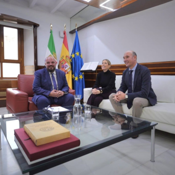 La presidenta de la Junta en funciones, María Guardiola, en su reunión con el presidente de la Asamblea, Manuel Naharro, dentro de la ronda de consultas para la designación de candidato a la investidura JAVIER CINTAS/EUROPA PRESS