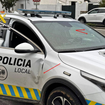 Impactos en el coche de la Policía Local de Jerez de los Caballeros GUARDIA CIVIL Impactos en el coche de la Policía Local de Jerez de los Caballeros GUARDIA CIVIL