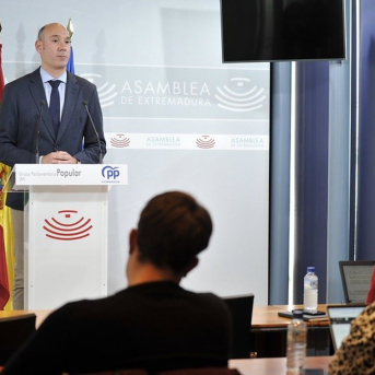 El PP extremeño insiste a Vox en que sigue sin respuesta al correo con documentación y propuesta de reunión