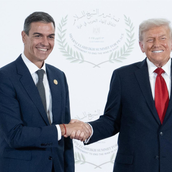 El presidente del Gobierno, Pedro Sánchez (i) saluda al presidente de Estados Unidos, Donald Trump (d), antes de la ceremonia de firma del plan de paz para Oriente Próximo, a 13 de octubre de 2025, en Egipto. Pool Moncloa/Borja Puig de la Bellacasa El presidente del Gobierno, Pedro Sánchez (i) saluda al presidente de Estados Unidos, Donald Trump (d), antes de la ceremonia de firma del plan de paz para Oriente Próximo, a 13 de octubre de 2025, en Egipto. Pool Moncloa/Borja Puig de la Bellacasa