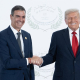 El presidente del Gobierno, Pedro Sánchez (i) saluda al presidente de Estados Unidos, Donald Trump (d), antes de la ceremonia de firma del plan de paz para Oriente Próximo, a 13 de octubre de 2025, en Egipto. Pool Moncloa/Borja Puig de la Bellacasa
