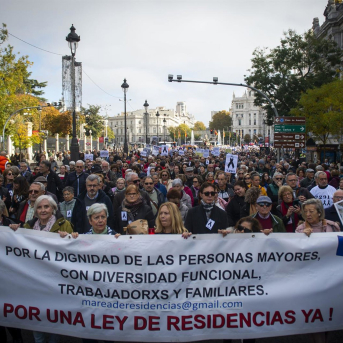 Cientos de personas durante una manifestación de Marea de Residencias, a 23 de noviembre de 2024, en Madrid (España).  Juan Barbosa - Europa Press