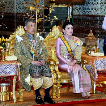 El rey de Tailandia, Maha Vajiralongkorn, junto a la reina Suthida. Royal Household Bureau/BERNAMA/d / DPA