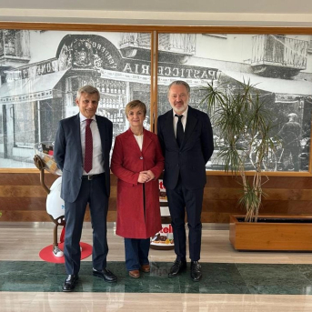 La consellera de Industria, Turismo, Innovación y Comercio, Marián Cano, en las instalaciones del 'Ice Cream Factory Comaker' (ICFC) del Grupo Ferrero en Alzira. GVA