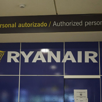 Carteles indicadores de Ryanair en el Aeropuerto Adolfo Suárez Madrid-Barajas, a 23 de agosto de 2025, Madrid (España).  Jesús Hellín - Europa Press