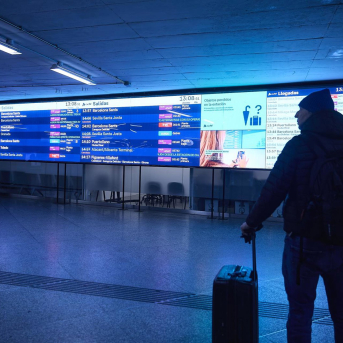 Una persona observa las pantallas informativas en la estación Madrid-Puerta de Atocha-Almudena Grandes, a 10 de febrero de 2026, en Madrid Jesús Hellín - Europa Press