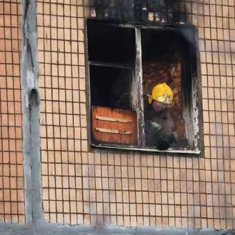 Un bombero trabaja en la extinción de un incendio en un apartamento de un edificio residencial tras el ataque de un dron ruso en Járkov, Ucrania Europa Press/Contacto/Viacheslav Madiievskyi
