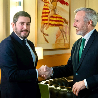 Alejandro Nolasco (Vox) y Jorge Azcón (PP) en un encuentro en el mes de diciembre de 2025, en el Edificio Pignatelli, sede del Gobierno de Aragón. CORTES DE ARAGÓN