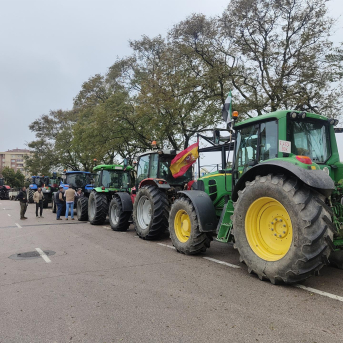 Agricultores, ganaderos y apicultores bloquean accesos en Cáceres para denunciar la crisis del campo