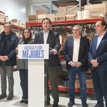 Mañueco, durante su visita a la fábrica de Dulces El Beato en El Burgo de Osma. EUROPA PRESS