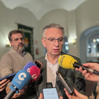 El presidente de la Comisión Gestora del PSOE de Extremadura, José Luis Quintana, atiende a los medios en Badajoz EUROPA PRESS