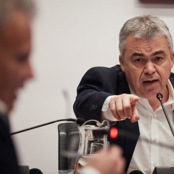 Santos Cerdán vive la sesión más bronca en la comisión navarra y acusa a UPN de buscar venganza Santos Cerdán vive la sesión más bronca en la comisión navarra y acusa a UPN de buscar venganza