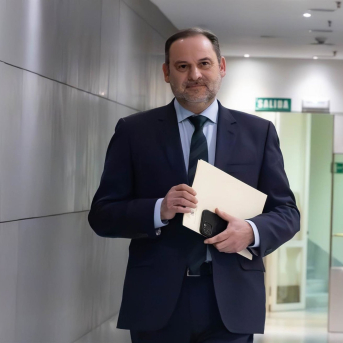 El exministro de Transportes José Luis Ábalos, a su llegada a una rueda de prensa, en el Congreso de los Diputados, a 27 de febrero de 2024, en Madrid (España). Eduardo Parra - Europa Press