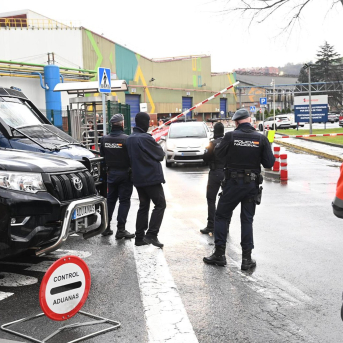 Agentes de la Policía Nacional a las afueras de la sede de Sidenor, a 10 de febrero de 2026, en Basauri, Vizcaya, País Vasco (España).  David de Haro - Europa Press
