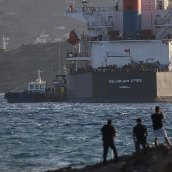 Migrantes rescatados cerca de Creta desembarcan en Atenas. Europa Press/Contacto/Aristidis Vafeiadakis