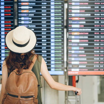 Imagen de archivo de una pasajera viendo el panel de vuelos en un aeropuerto GOBIERNO DE CANARIAS