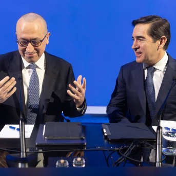El presidente de BBVA, Carlos Torres Vila (d), y el consejero delegado, Onur Genç (i), presentan los resultados financieros correspondientes al ejercicio 2025, a 5 de febrero de 2026, en Madrid (España).  Eduardo Parra - Europa Press