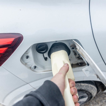 Una persona recargando en un punto de carga, a 13 de enero de 2026, en Madrid (España). Ricardo Rubio - Europa Press Una persona recargando en un punto de carga, a 13 de enero de 2026, en Madrid (España). Ricardo Rubio - Europa Press