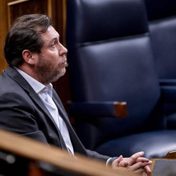 El ministro de Transportes y Movilidad Sostenible, Óscar Puente (d), en un pleno del Congreso | A. Pérez Meca - Europa Press El ministro de Transportes y Movilidad Sostenible, Óscar Puente (d), en un pleno del Congreso | A. Pérez Meca - Europa Press