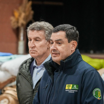 El presidente del PP, Alberto Núñez Feijóo, junto al presidente de la Junta de Andalucía, Juanma Moreno, en una comparecencia a los medios para informar sobre el accidente ferroviario en Adamuz.  Guillermo Morales - Europa Press