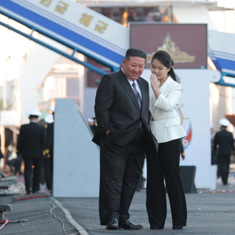 El líder de Corea del Norte, Kim Jong Un, junto a su hija Kim Ju Ae durante un acto en Nampho en abril de 2025 (archivo) -/kcna/dpa