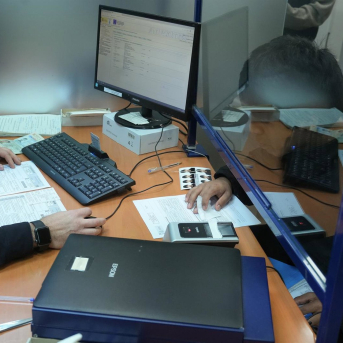 Un policía nacional atiende a un ciudadano en un trámite de documentación de extranjería David Zorrakino - Europa Press Un policía nacional atiende a un ciudadano en un trámite de documentación de extranjería David Zorrakino - Europa Press