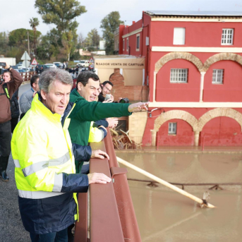 El presidente del PP, Alberto Núñez Feijóo, y el presidente de la Junta de Andalucía, Juanma Moreno, este jueves en una visita a las zonas inundadas de Jerez de la Frontera (Cádiz) ROCÍO RUZ-EUROPA PRESS
