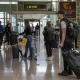 Un grupo de personas con maletas en el aeropuerto de Barcelona. Lorena Sopêna - Europa Press