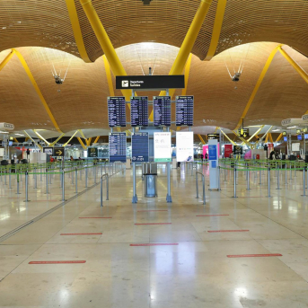 Ambiente en la T4 del Aeropuerto de Madrid-Barajas Adolfo Suárez durante el primer día con nuevas restricciones en la movilidad, en Madrid, (España), a 3 de octubre de 2020.  Jesús Hellín - Europa Press