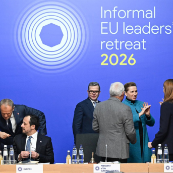 Varios líderes de la Unión Europea charlan antes del inicio de la cumbre informal que celebran en el castillo de Alden Biesen (Bélgica). FREDERIC SIERAKOWSKI / EUROPEAN COUNCIL