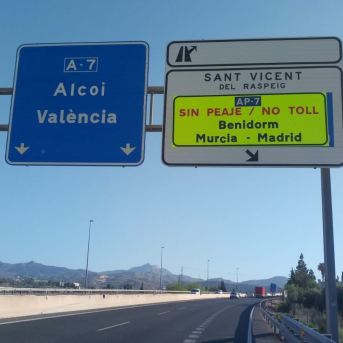 Carteles de la liberalización del peaje de la AP7 en la circunvalación de Alicante SUBDELEGACIÓN GOBIERNO ALICANTE